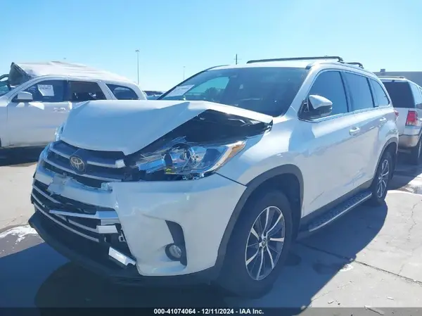 5TDKZRFHXKS566229 2019 TOYOTA HIGHLANDER - Image 2