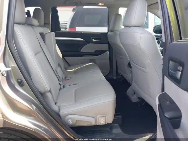 5TDKZRFHXKS567283 2019 TOYOTA HIGHLANDER - Image 8
