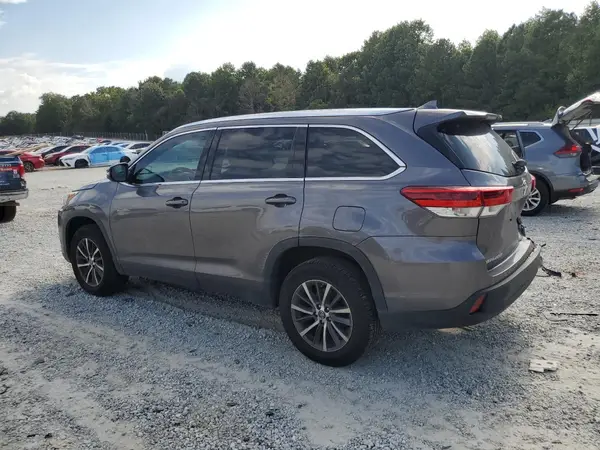 5TDKZRFHXKS567963 2019 TOYOTA HIGHLANDER - Image 2