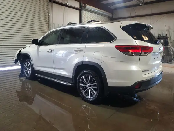 5TDKZRFHXKS569163 2019 TOYOTA HIGHLANDER - Image 2