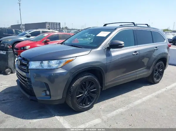 5TDKZRFHXKS569440 2019 TOYOTA HIGHLANDER - Image 2