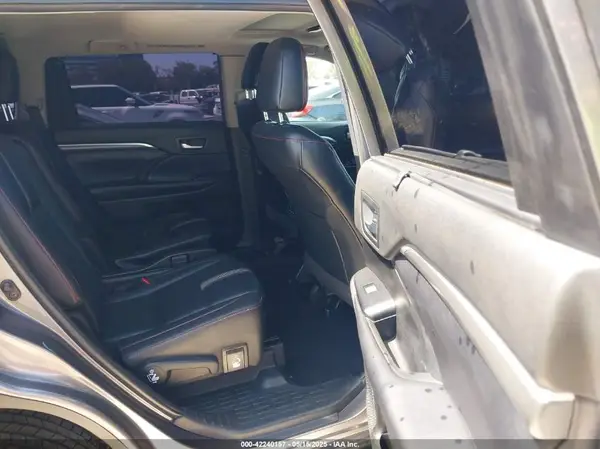 5TDKZRFHXKS569440 2019 TOYOTA HIGHLANDER - Image 8