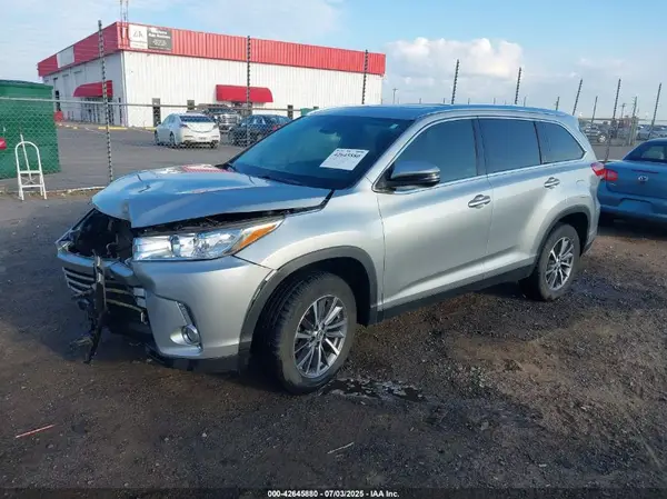 5TDKZRFHXKS572628 2019 TOYOTA HIGHLANDER - Image 2