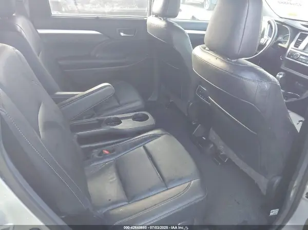 5TDKZRFHXKS572628 2019 TOYOTA HIGHLANDER - Image 8