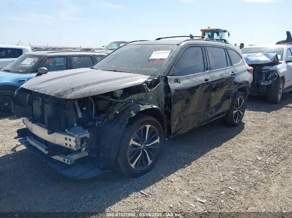 5TDLZRAH0MS066126 2021 TOYOTA HIGHLANDER - Image 2