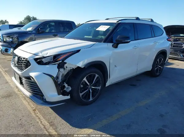5TDLZRAH0MS078146 2021 TOYOTA HIGHLANDER - Image 2