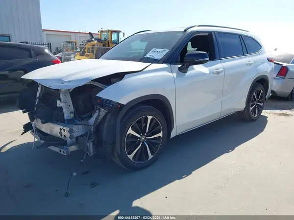 5TDLZRAH1MS040165 2021 TOYOTA HIGHLANDER - Image 2