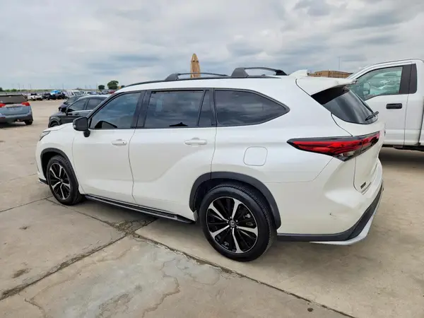 5TDLZRAH1MS065440 2021 TOYOTA HIGHLANDER - Image 2