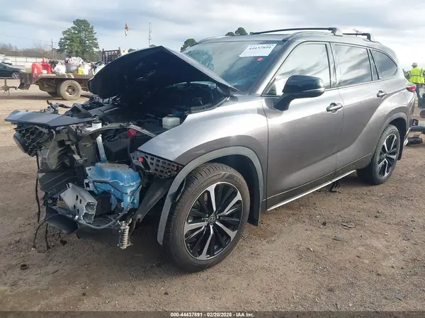 5TDLZRAH2MS085180 2021 TOYOTA HIGHLANDER - Image 2