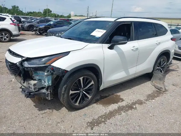 5TDLZRAH4MS033887 2021 TOYOTA HIGHLANDER - Image 2