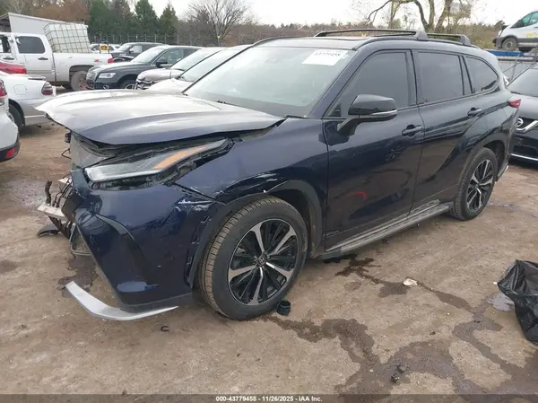 5TDLZRAH4MS068140 2021 TOYOTA HIGHLANDER - Image 2
