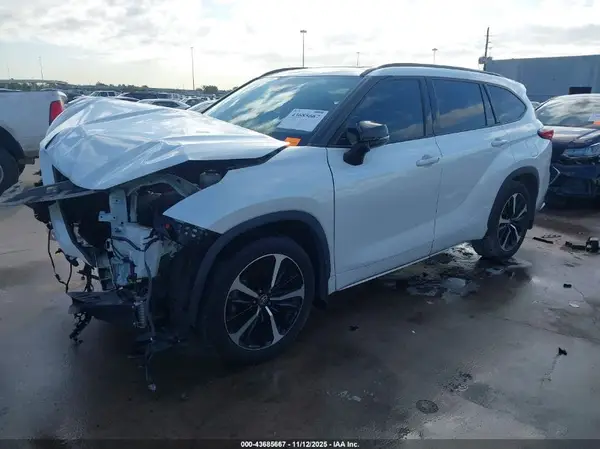 5TDLZRAH4NS094061 2022 TOYOTA HIGHLANDER - Image 2