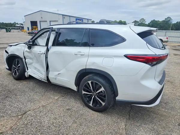 5TDLZRAH4NS110677 2022 TOYOTA HIGHLANDER - Image 2