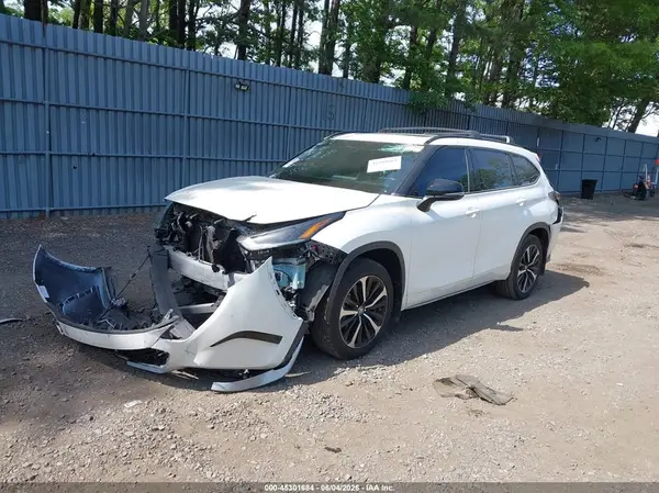5TDLZRAH6MS070164 2021 TOYOTA HIGHLANDER - Image 2