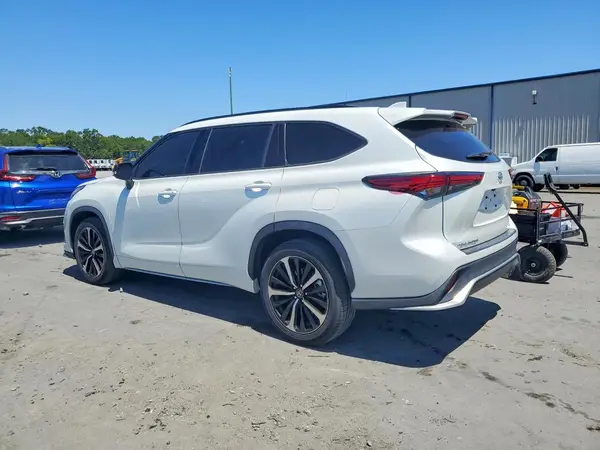5TDLZRAH8NS132598 2022 TOYOTA HIGHLANDER - Image 2