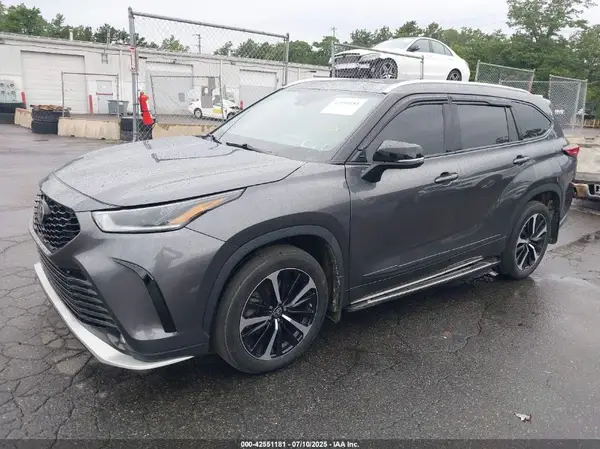 5TDLZRBH0MS080638 2021 TOYOTA HIGHLANDER - Image 2