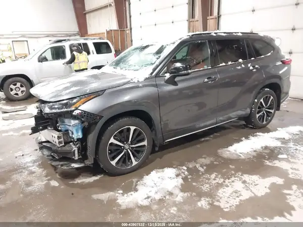 5TDLZRBH0MS101603 2021 TOYOTA HIGHLANDER - Image 2