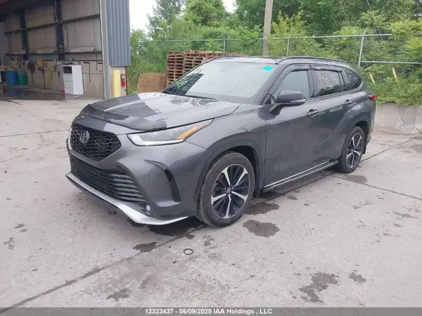 5TDLZRBH0NS220138 2022 TOYOTA HIGHLANDER - Image 2