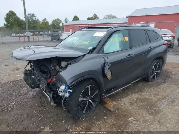 5TDLZRBH0NS242737 2022 TOYOTA HIGHLANDER - Image 2