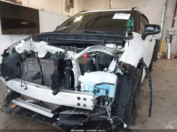 5TDLZRBH0NS245587 2022 TOYOTA HIGHLANDER - Image 2