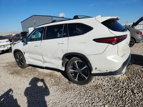 5TDLZRBH1MS104252 2021 TOYOTA HIGHLANDER - Image 2