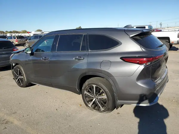 5TDLZRBH1MS138806 2021 TOYOTA HIGHLANDER - Image 2