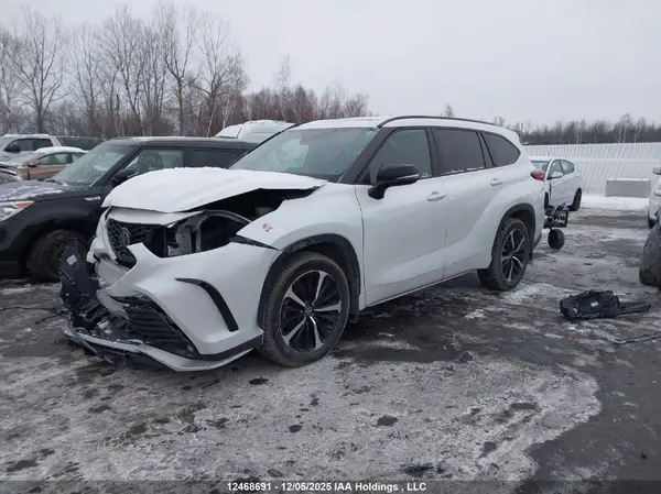 5TDLZRBH1NS180457 2022 TOYOTA HIGHLANDER - Image 2