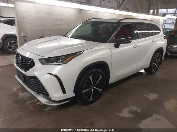 5TDLZRBH1NS204725 2022 TOYOTA HIGHLANDER - Image 2