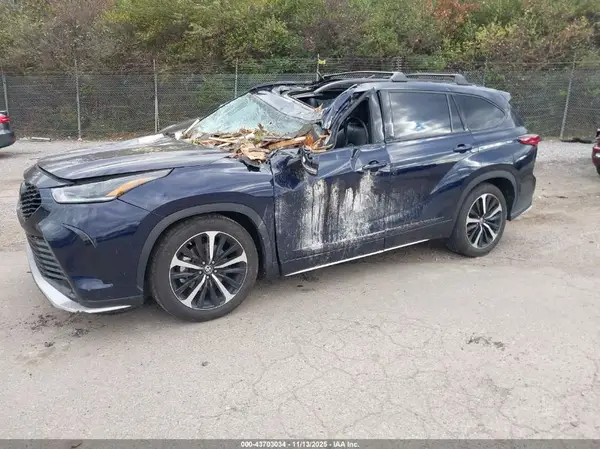 5TDLZRBH1NS246716 2022 TOYOTA HIGHLANDER - Image 2