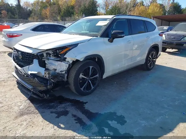 5TDLZRBH2MS057121 2021 TOYOTA HIGHLANDER - Image 2
