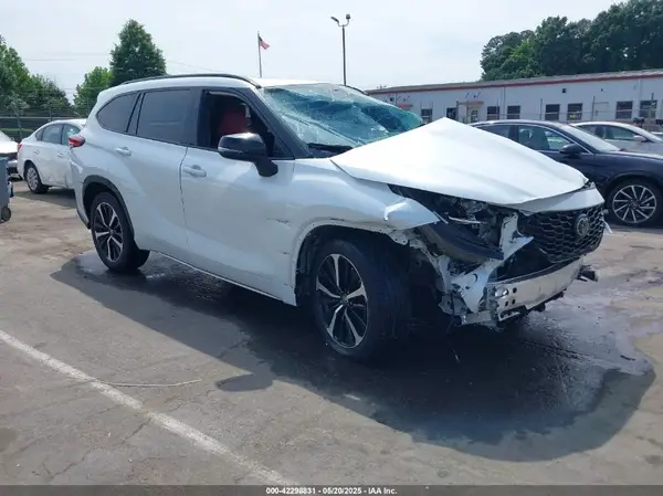 5TDLZRBH2NS189006 2022 TOYOTA HIGHLANDER - Image 1