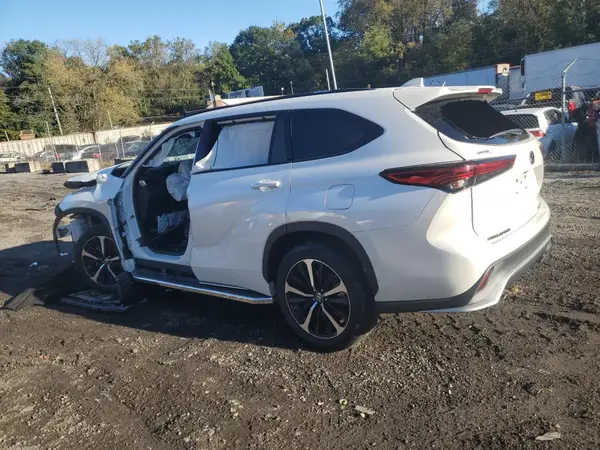 5TDLZRBH3MS096915 2021 TOYOTA HIGHLANDER - Image 2