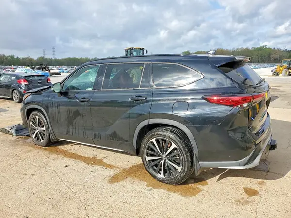 5TDLZRBH3MS135888 2021 TOYOTA HIGHLANDER - Image 2