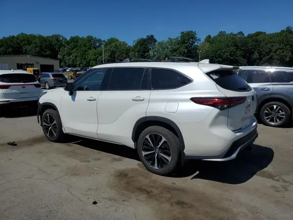 5TDLZRBH3MS141044 2021 TOYOTA HIGHLANDER - Image 2