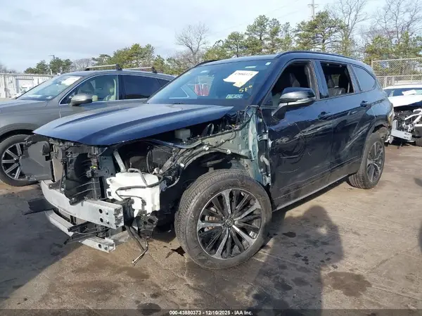 5TDLZRBH3MS154361 2021 TOYOTA HIGHLANDER - Image 2