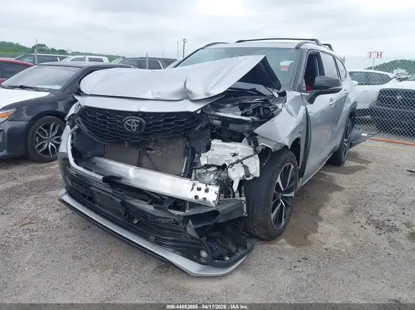 5TDLZRBH4NS186737 2022 TOYOTA HIGHLANDER - Image 2
