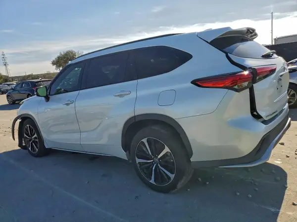5TDLZRBH4NS216268 2022 TOYOTA HIGHLANDER - Image 2