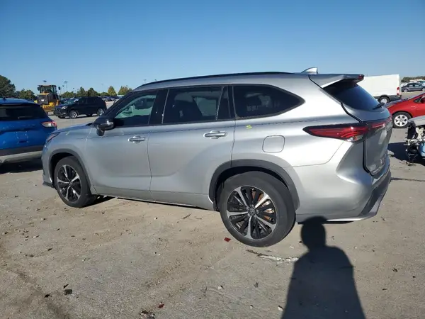 5TDLZRBH7MS088736 2021 TOYOTA HIGHLANDER - Image 2