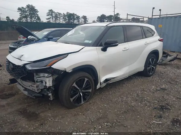 5TDLZRBH7MS134999 2021 TOYOTA HIGHLANDER - Image 2