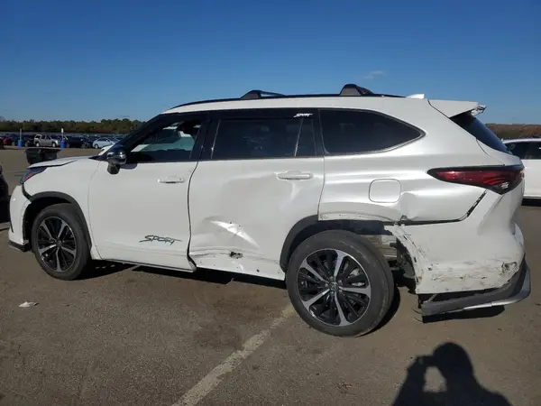 5TDLZRBH7NS195870 2022 TOYOTA HIGHLANDER - Image 2