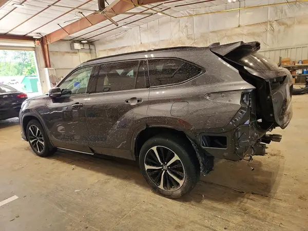5TDLZRBH7NS201697 2022 TOYOTA HIGHLANDER - Image 2