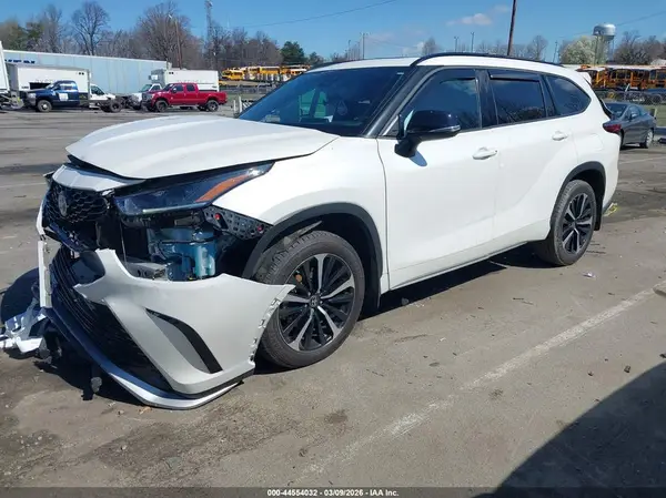 5TDLZRBH8MS108637 2021 TOYOTA HIGHLANDER - Image 2
