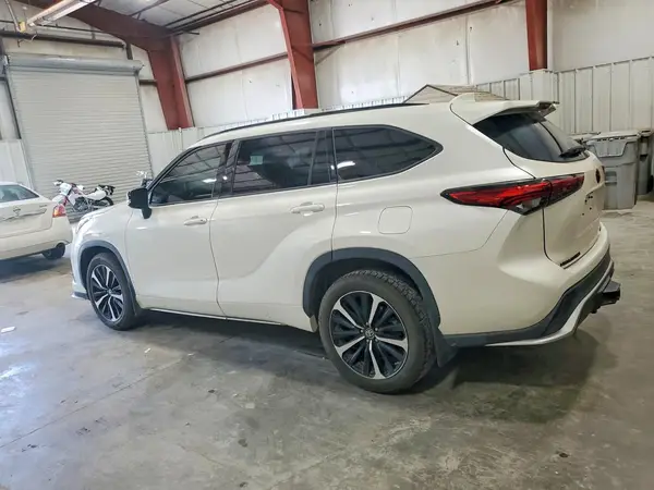 5TDLZRBH8MS109027 2021 TOYOTA HIGHLANDER - Image 2