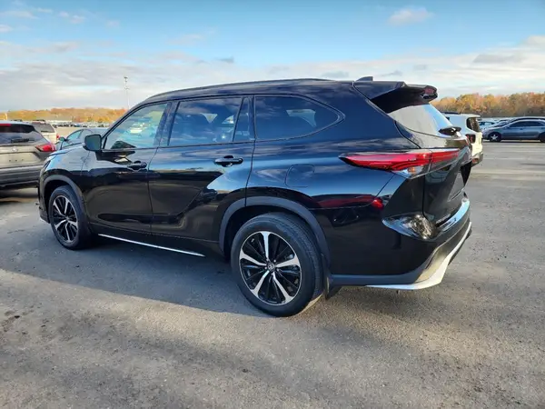 5TDLZRBH8NS242498 2022 TOYOTA HIGHLANDER - Image 2