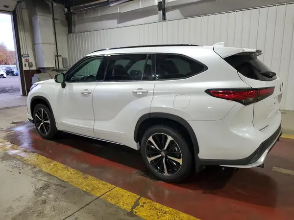 5TDLZRBH8NS242789 2022 TOYOTA HIGHLANDER - Image 2