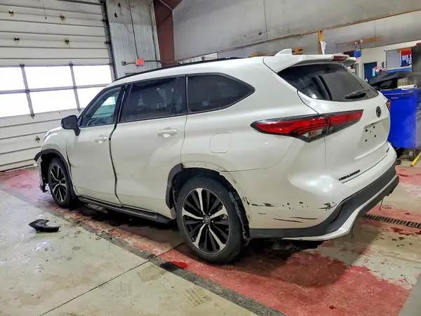5TDLZRBHXNS238257 2022 TOYOTA HIGHLANDER - Image 2
