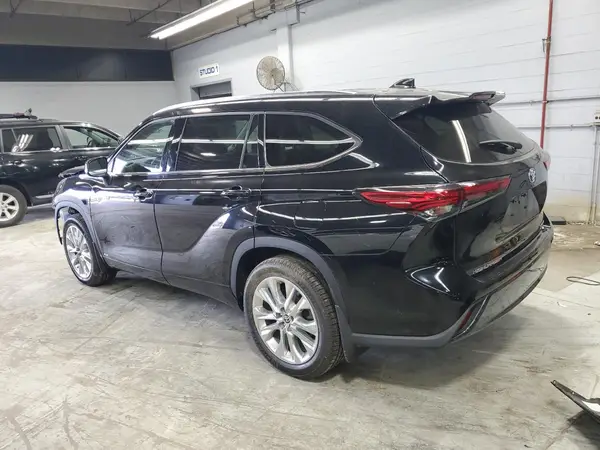 5TDXBRCH3MS017585 2021 TOYOTA HIGHLANDER - Image 2