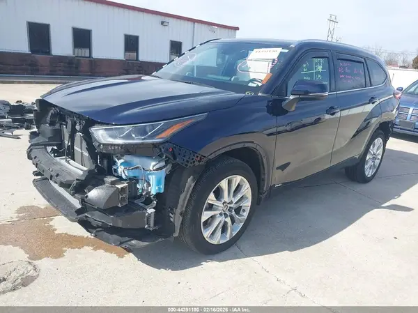 5TDXBRCH4NS558128 2022 TOYOTA HIGHLANDER - Image 2