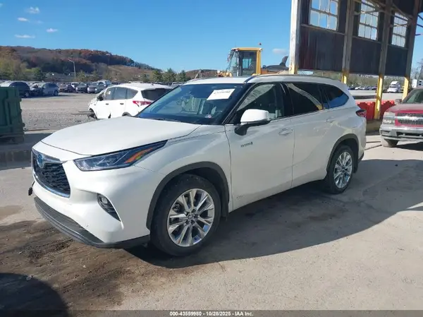 5TDXBRCH5MS520731 2021 TOYOTA HIGHLANDER - Image 2