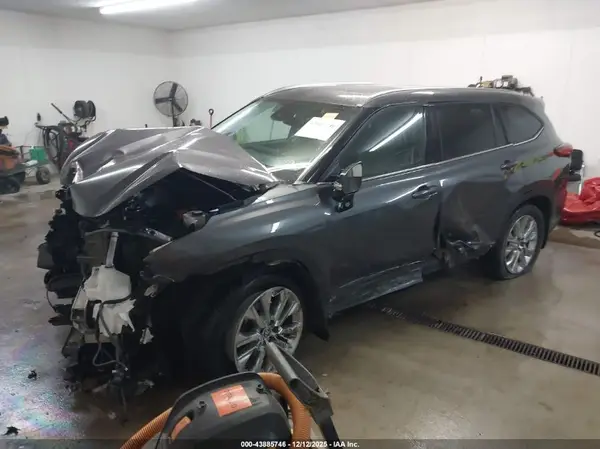 5TDXBRCH5PS571439 2023 TOYOTA HIGHLANDER - Image 2